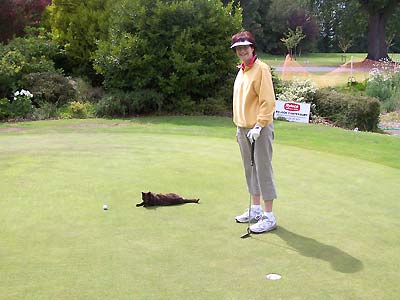 Sharon and her friend putting at Waitikiri Golf Course