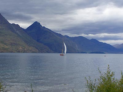 Sailing in Lake Wakatipu (vierw from the golf course)